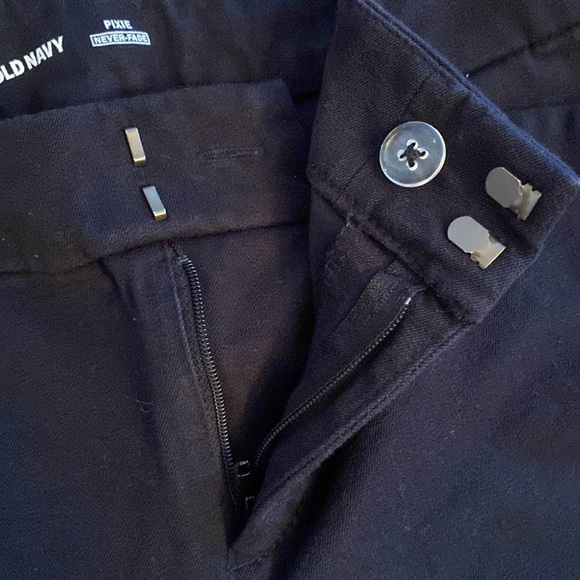 Women’s Old Navy Black Pixie Cut Never-Fade Pants - Picture 4 of 10